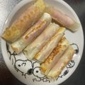 るーぴー♡'s cooksnap of when they made 餃子の皮でハムとチーズのロール焼き.