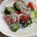 クックOWPJU3☆'s cooksnap of when they made 我が家の簡単酢でトマト胡瓜ちりめん酢の物.