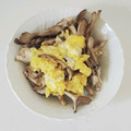 ダリア☆'s cooksnap of when they made 舞茸とふわふわ卵のガーリックバター炒め.