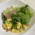 papikun's cooksnap of when they made レタスと玉子と魚肉ソーセージの胡麻油炒め.