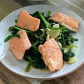 ☆こうめまま's cooksnap of when they made 鮭とほうれん草のガリバタ醤油炒め.