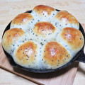 まる゜'s cooksnap of when they made 卵と牛乳♪黒ごまさつまいも★ちぎりパン.