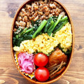 おどんちゃん's cooksnap of when they made 簡単☆ほうれん草の三色そぼろ丼.