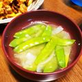 麻's cooksnap of when they made 新玉ねぎto絹さやの味噌汁.