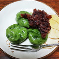 rikoe's cooksnap of when they made ☆摘んできたヨモギで！よもぎもち☆.