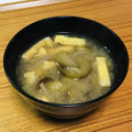 Asato★'s cooksnap of when they made 茄子と玉ねぎと油揚げのお味噌汁.