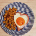 アクセル☆'s cooksnap of when they made 魚肉ソーセージで♡ハートの目玉焼き.