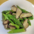 tatareo's cooksnap of when they made アスパラと椎茸の塩＆コショウ炒め.