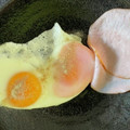 KAORU4649's cooksnap of when they made ペネロペのハムエッグ（目玉焼き）.