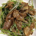 クック2H9MD0☆'s cooksnap of when they made カリッカリ鶏皮ともやしと豆苗炒め.