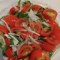 あつななママ's cooksnap of when they made 新玉ねぎとトマトと大葉のマリネ.