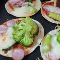 saetun's cooksnap of when they made 餃子の皮ピザ　ホットプレートの温度設定.