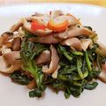 amoni's cooksnap of when they made 春菊と雪国舞茸のバター醤油炒め.