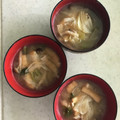 Ruriluru's cooksnap of when they made 舞茸と油揚げとキャベツの味噌汁.