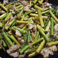 尚人パパ's cooksnap of when they made 簡単！豚・アスパラ・舞茸のガリバタ炒め！.