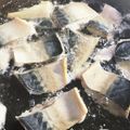 ３５９'s cooksnap of when they made アレンジ塩サバに！塩サバの塩抜き.