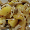 えくぼ母さん's cooksnap of when they made じゃがいもとしめじと玉ねぎの炒めもの.