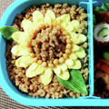 景と浩's cooksnap of when they made 【簡単】 キャラ弁 ひまわり そぼろ.