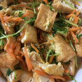 みずいろ☆☆☆'s cooksnap of when they made ラー油で簡単！厚揚げと豆苗のピリ辛炒め.