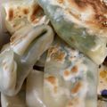ナカムーランド's cooksnap of when they made 大量消費！大葉とチーズの焼き餃子の皮巻き.
