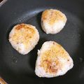 夕飯は６時です's cooksnap of when they made フライパンに絶対くっ付かない焼きおにぎり.