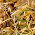 左官屋の奥さんです's cooksnap of when they made 鶏肉ウスターソース炒♪舞茸もやしにのせて.