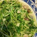 んりおか's cooksnap of when they made にんにくしめじ豆苗炒め.