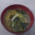 メイプル⌘'s cooksnap of when they made 懐かしOLC社食:キャベツとワカメ味噌汁.