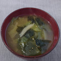 メイプル⌘'s cooksnap of when they made 懐かしOLC社食:キャベツとワカメ味噌汁.