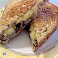 Moggieneko's cooksnap of when they made 簡単 フィリーチーズステーキサンド.
