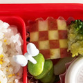 りかぷうぷう's cooksnap of when they made お弁当に！市松模様のりんごの飾り切り.