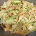 お料理勉強中、、's cooksnap of when they made キャベツと魚肉ソーセージのマヨぽん炒め.