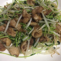 クック2H9MD0☆'s cooksnap of when they made カリッカリ鶏皮ともやしと豆苗炒め.