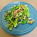 LeaKitchen's cooksnap of when they made 空芯菜と舞茸のアーリオ・オリオ.