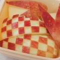 たりゆっちぃ's cooksnap of when they made お弁当に！市松模様のりんごの飾り切り.
