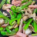 ごはんはおこめ's cooksnap of when they made そのまんま！ピーマンしめじベーコン炒め.