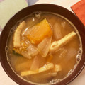 caruga's cooksnap of when they made かぼちゃと玉ねぎと油揚げのみそ汁.