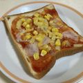 papikun's cooksnap of when they made 超簡単紫玉ねぎコーンピザソーストースト.