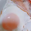 ☆hiroppy☆'s cooksnap of when they made ベーコンチーズの目玉焼き.