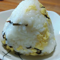 カエル3's cooksnap of when they made 炒り卵と塩昆布のおにぎり.