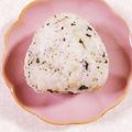 みぽぽ37's cooksnap of when they made 悪魔のおにぎり！しらすとわかめ★.