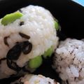 えみんちゅ＊'s cooksnap of when they made 枝豆と塩こんぶで♪彩りおにぎり.