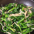 milsalud's cooksnap of when they made ほうれん草とキノコの炒め物.