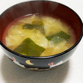 もぐ・ω・くま's cooksnap of when they made 懐かしOLC社食:キャベツとワカメ味噌汁.
