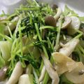 赤べこYDK's cooksnap of when they made にんにくしめじ豆苗炒め.
