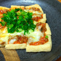 ちーまぐ's cooksnap of when they made 簡単おつまみ★キムチ納豆の油揚げピザ.