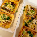 みなとのまんま's cooksnap of when they made 【おうち居酒屋】舞茸の和風油揚げピザ.