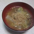 きらり流れ星's cooksnap of when they made 白菜とベーコンの味噌汁 すりごま乗せ.