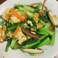 あやママ99's cooksnap of when they made 小松菜と卵としいたけのバターソテー.