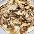 ayusari's cooksnap of when they made ギョウザの皮で舞茸ピザ.